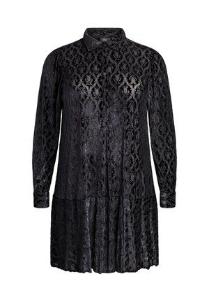 Vestido negro de manga larga con un patrón de encaje, cierre de botones en la parte delantera, cuello y dobladillo de capas. Fabricado con una tela brillante y texturizada.