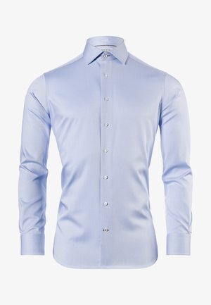 Hellblaues Langarmhemd mit klassischem Kragen, Knopfleiste und glatter Textur. Besitzt einen gerundeten Saum und normale Manschetten.