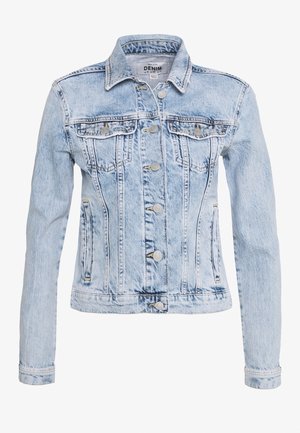 Veste en denim bleu clair au design classique, avec un col, des poches avant et des boutons en métal argenté. Texture vieillie sur l'ensemble.