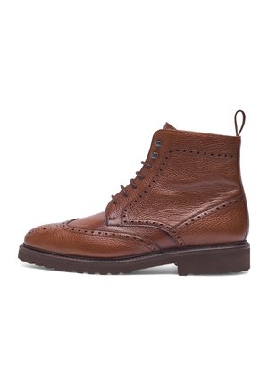 Bruine leren enkelboots met een gestructureerde afwerking, brogue-details, zes veterogen en een robuuste zool voor verbeterde grip.