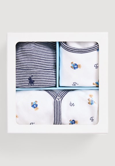 Geschenkset für Babybekleidung mit einem gestreiften marineblauen Hut, zwei weißen Bodysuits mit Bestickung eines Teddybären, verpackt in einer weißen Box mit transparentem Deckel.