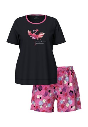 Schwarzes T-Shirt mit pinkem Flamingo-Grafik und Text, kombiniert mit pinken Shorts mit floralem Muster und schwarzen, roten und weißen Akzenten.