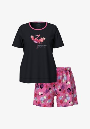 Sort t-shirt med pink flamingo grafik og tekst, kombineret med pink blomsterprintede shorts med sorte, røde og hvide accenter.