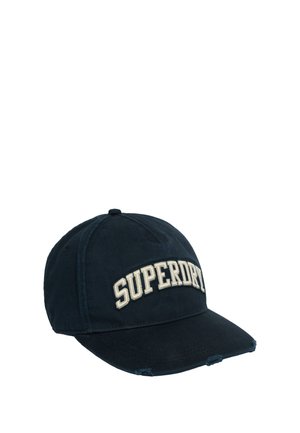 Gorra de béisbol azul marino con visera curvada y texto bordado en blanco "SUPERDRY" en la parte frontal, mostrando un desgaste leve en los bordes de la visera.