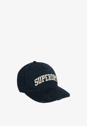 Gorra de béisbol azul marino con visera curvada y texto bordado en blanco "SUPERDRY" en la parte frontal, mostrando un desgaste leve en los bordes de la visera.