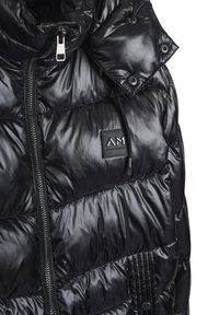 Chaqueta acolchada negra brillante con cremallera frontal, capucha ajustable con cordón, solapa con botones de presión y parche rectangular negro en el pecho.