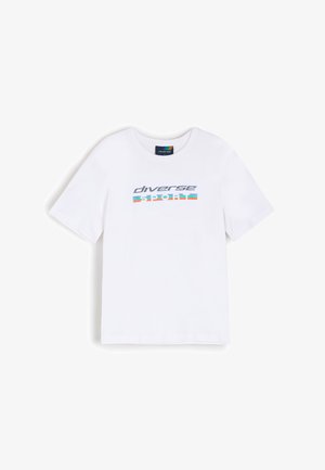 Biała bawełniana koszulka z krótkim rękawem, z wielokolorowym nadrukiem "różnorodność" na przodzie. Okrągły dekolt.