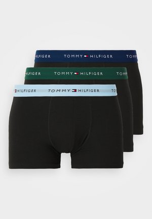 Tri par belega črnih bokseric z elastičnim pasom: ena svetlo modra, ena temno zelena in ena mornarsko modra, vse z logotipom "TOMMY HILFIGER".
