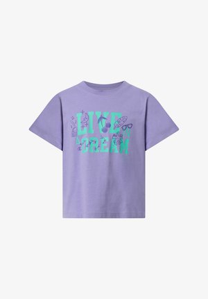 Fioletowa koszulka z krótkim rękawem z zielonym napisem „LIVE AND DREAM” oraz małymi niebieskimi tropikalnymi ilustracjami, w tym liśćmi, wiśniami i okularami przeciwsłonecznymi.