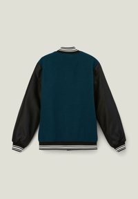 Teal wollen blend jack met zwarte leren mouwen, ribbelige gestreepte kraag en elastische manchetten en onderkant. Eenvoudig, sportief ontwerp.