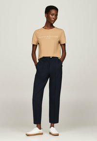 Tommy Hilfiger CORP LOGO  - T-shirt med print - classic khaki