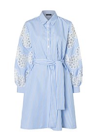 Blau-weiß gestreiftes Hemdblusenkleid mit langen, spitzenbesetzten Ärmeln, Knopfleiste vorne, Kragen und passendem Stoffgürtel, der in der Taille gebunden ist.