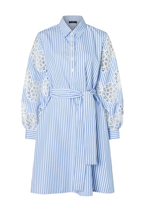 Robe chemise à rayures verticales bleues et blanches avec manches longues bordées de dentelle, devant à boutons, col et ceinture assortie en tissu nouée à la taille.