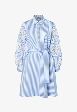 Blauw-wit gestreepte overhemdjurk met lange mouwen afgezet met kant, knoopsluiting aan de voorkant, kraag en bijpassende stoffen riem gestrikt in de taille.