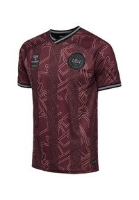 Maglietta da soccer color bordeaux con un motivo geometrico, maniche corte, scollatura a V, accenti neri e loghi di Hummel e DBU sul davanti.