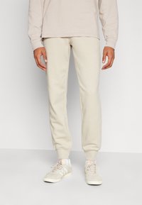Pier One 2 PACK - Tracksuit bottoms - tan