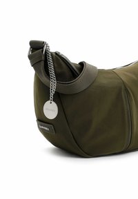 Borsa a tracolla curva verde oliva realizzata in nylon. Presenta una texture morbida, chiusura con zip e un'accenno in catena argentata con un'etichetta del brand.