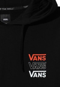 Sudadera con capucha negra que presenta tres logotipos apilados de "VANS" en rojo, blanco y negro. Está hecha de una tela suave y cuenta con capucha ajustable.