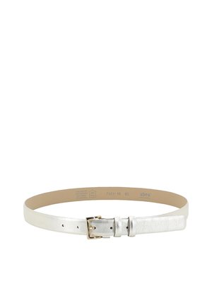 Silberner Ledergürtel mit goldener Metallschnalle, mehreren Einstelllöchern und zwei Gürtelschlaufen auf weißem Hintergrund.