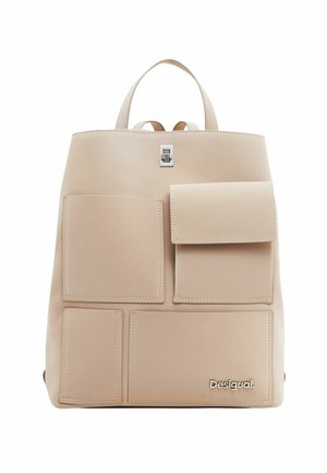 Beige leren rugzak met vier voorvakken, één klepvak, zilveren gesp en "Desigual"-logo op het onderste rechtervak.