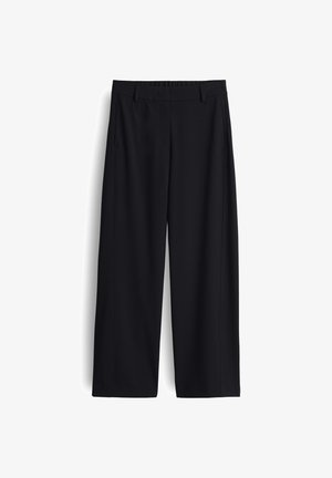 Zwarte wijde broek met een gladde textuur, voorzien van een platte tailleband, zijzakken en een strakke, minimalistische lijn.