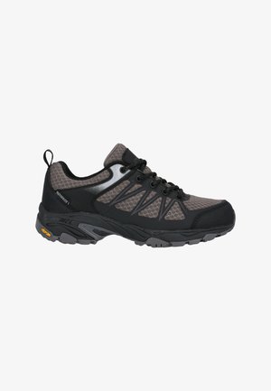 Schwarzer und grauer wasserdichter Sportschuh mit Mesh-Obermaterial, strukturierten Überzügen, Schnürverschluss und Vibram-Laufsohle für Halt.