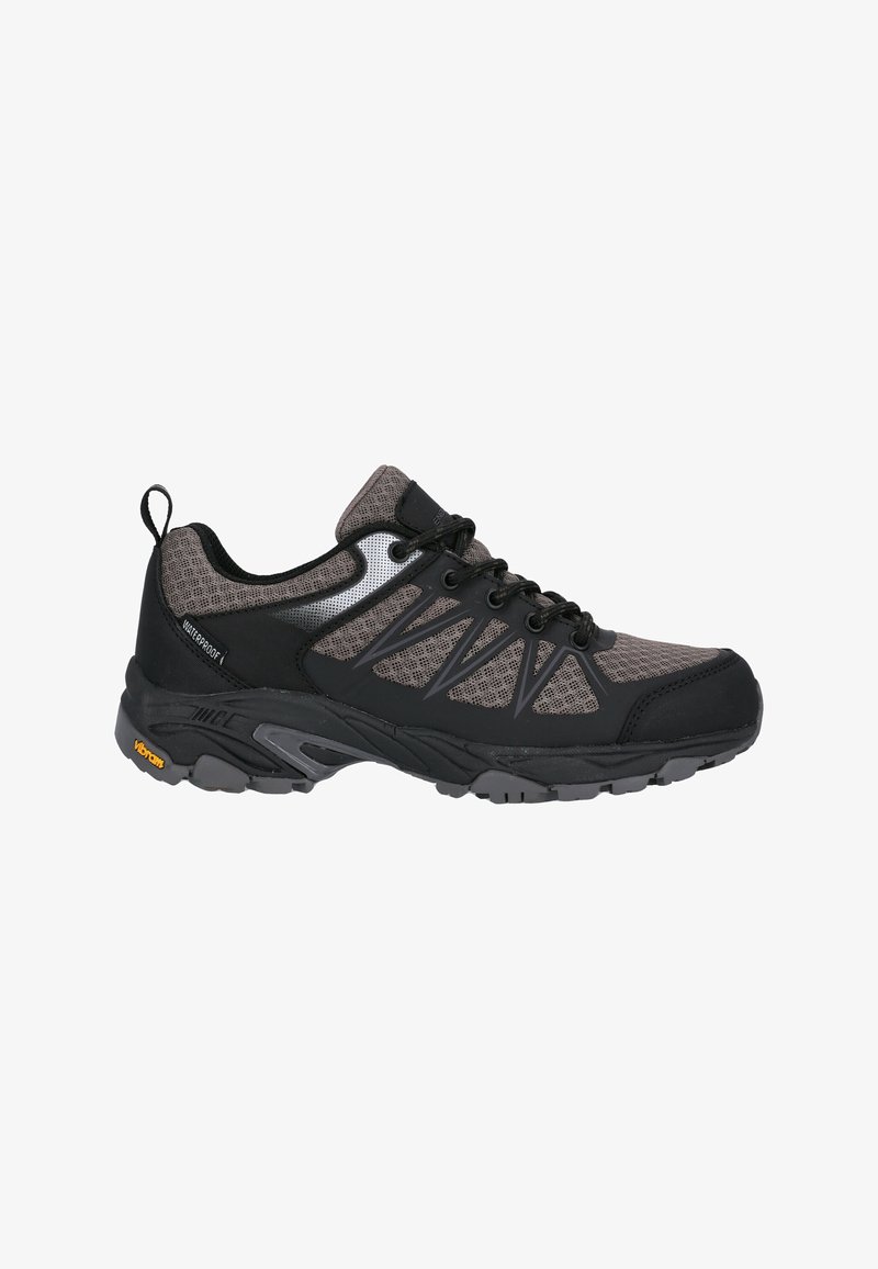 Zapatilla deportiva impermeable en negro y gris con parte superior de malla, superposiciones texturizadas, cierre con cordones y suela Vibram para mayor tracción.