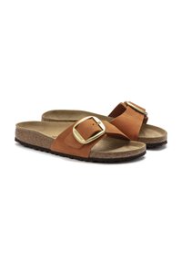 Bruna mockaskinnssandaler med en bred rem, justerbart metallspänne och en texturerad korkfotbädd på en gummisula.