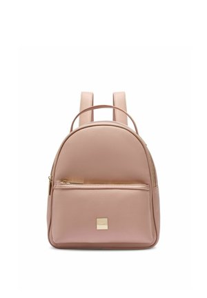 Mały różowy skórzany plecak z przodu z kieszenią na zamek, złotymi detalami zamków, górnym uchwytem i regulowanymi paskami na ramiona.