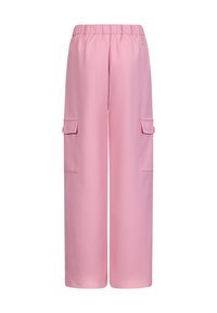 Roze cargobroek met een elastische tailleband, twee zijcargo zakken en een ontspannen pasvorm. Gemaakt van een lichte, gladde stof.