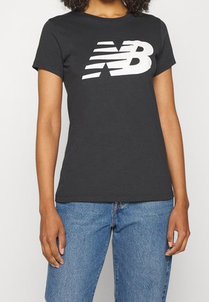 Sort bomulds T-shirt med stort hvidt New Balance-logo. Designet har en klassisk rund hals og korte ærmer med en almindelig pasform.