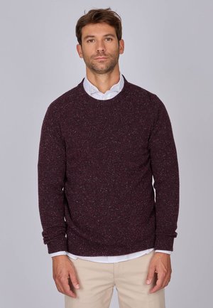Pull en tricot bordeaux avec un col rond et des manches longues ; orné de nuances de couleurs plus claires ; possède des poignets côtelés et une coupe décontractée.