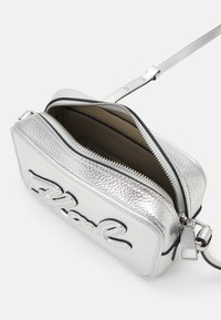 KARL LAGERFELD SKUARE CAMERABAG - Rankinė per petį - silver-coloured
