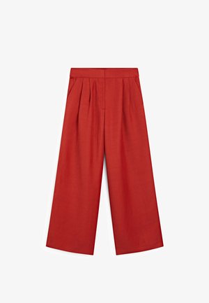 Pantalons larges rouges en tissu léger, présentant une texture lisse et des plis frontaux. Conçus avec une taille haute pour une silhouette élégante.