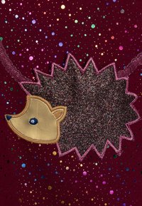 Vínová tkanina s puntíky v barvách duhy; zdobeno třpytivou aplikací ježka se světle hnědou tváří a modrým okem, lemovanou růžovou.