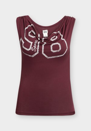 Αμάνικη μπορντό αθλητική μπλούζα με σούρα στη λαιμόκοψη και λευκούς αριθμούς "98" και τη λέξη "Sports" τυπωμένα στο στήθος, μέγεθος μικρό.