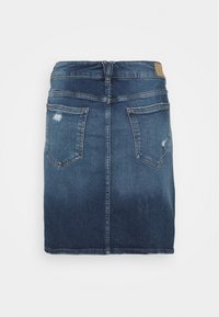 Minifalda de mezclilla, degradado azul oscuro. Cuenta con una cintura ajustada, dos bolsillos traseros, costuras visibles y ligeras marcas de desgaste.