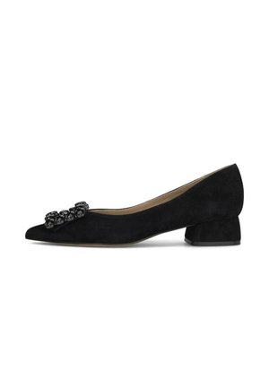 Zapato de mujer de ante negro con tacón bajo de bloque y hebilla decorativa con gema negra en la puntera puntiaguda.