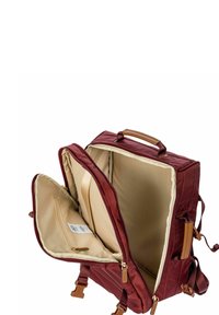 Zaino bordeaux con una texture trapuntata, dettagli in pelle beige e due ampi scomparti foderati in beige. Include dettagli con zip e manico.