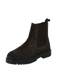 Bottine Chelsea en daim marron avec panneaux latéraux élastiques, languette de tirage et semelle en caoutchouc noir texturée. Bout arrondi et construction plate.