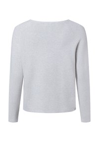 Lichtgrijs top met lange mouwen, brede halslijn en zachte textuur. Eenvoudig ontwerp met rechte snit, zonder patronen of hardware details.