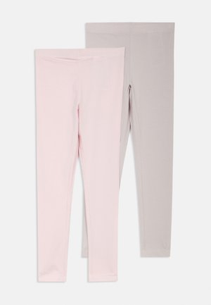 Deux paires de leggings : une rose et une gris clair. Les deux sont fabriquées dans un tissu doux et extensible avec une taille haute, conçus pour le confort.