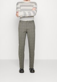 Pantalones de cuadros grises con corte recto, confeccionados en una tela de textura suave y patrón sutil. Cuentan con cierre delantero de botones.