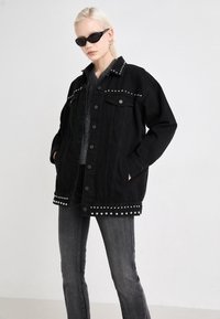 Levi's® TWISTED 725 - Bootcut piegriezuma džinsi - shining brighter