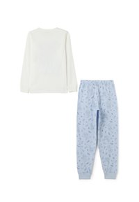Conjunto de pijama de algodón con una camiseta blanca de manga larga y pantalones azules. Los pantalones tienen un estampado floral con personajes y cintura elástica.