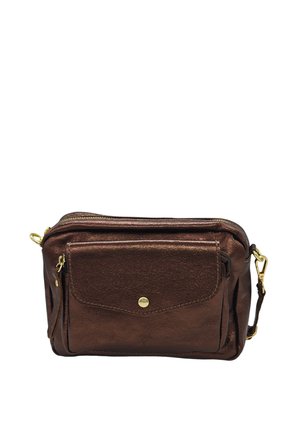 Sac bandoulière en cuir marron avec une poche à rabat avant fermée par un bouton-pression doré et des fermetures éclair ainsi que des éléments de sangle en métal doré.