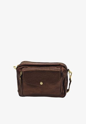 Sac bandoulière en cuir marron avec une poche à rabat avant fermée par un bouton-pression doré et des fermetures éclair ainsi que des éléments de sangle en métal doré.