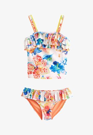 Twee-delige bikini met bloemenprint, inclusief een gerimpelde crop top met verstelbare bandjes en bijpassende broekjes met gerimpelde accenten. Voornamelijk witte basis.