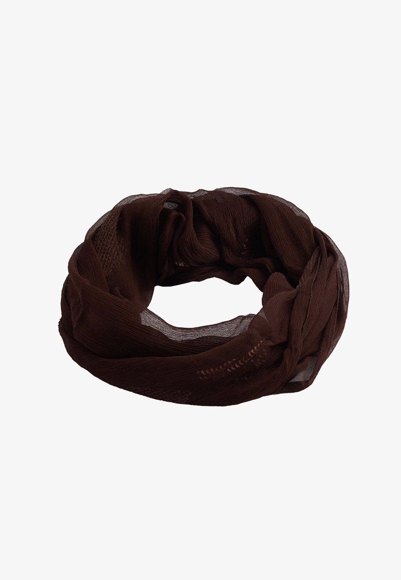 Brązowy, lekki szal w kształcie infinity, wykonany z przezroczystego materiału o pomarszczonej teksturze. Miękki i zwiewny, bez widocznych wzorów lub elementów metalowych.