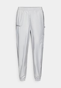 Šviesiai pilkos sportinės kelnės iš lygaus audinio, su elastiniu juosmeniu, šoninėmis kišenėmis ir siuvinėtomis logotipo detalėmis priekyje.